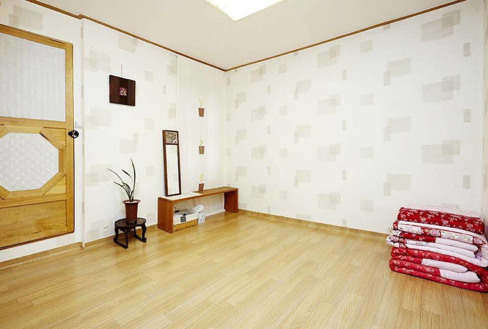 Vine Hanok Guesthouse Сеул Экстерьер фото