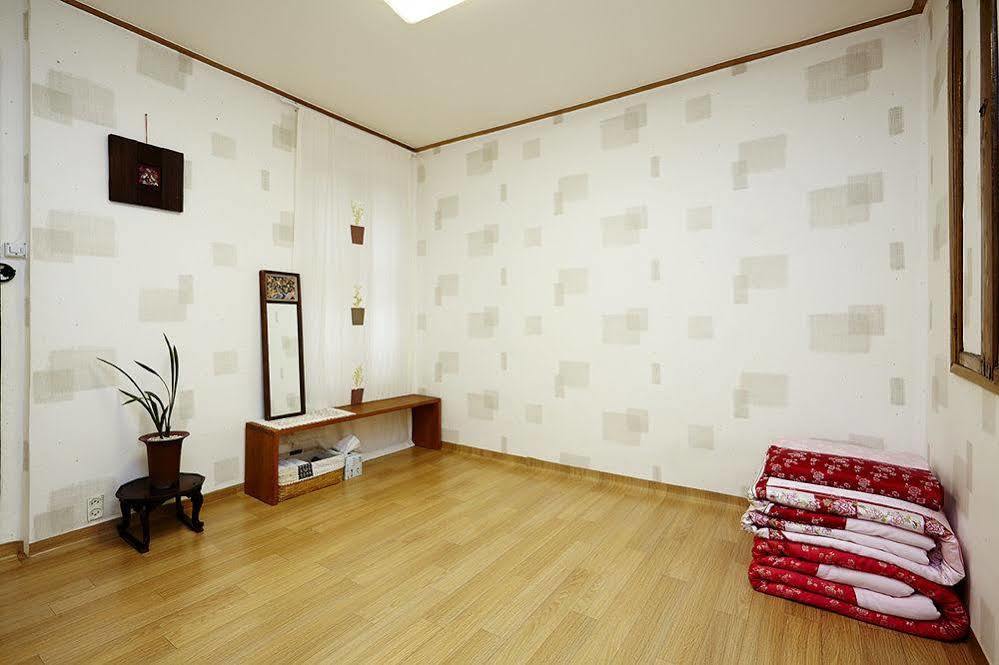 Vine Hanok Guesthouse Сеул Экстерьер фото